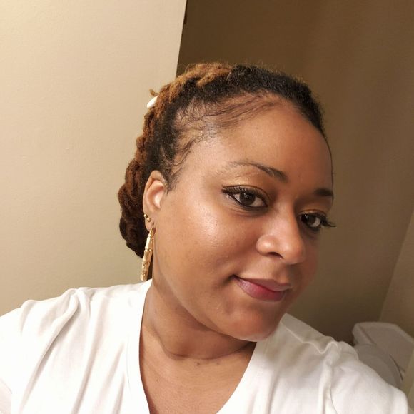 Meet your Posher, Latoya - Picture 1 of 1